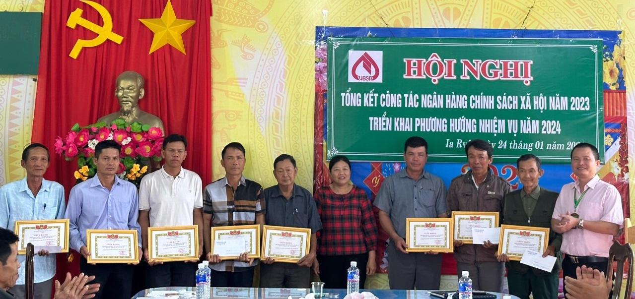 Xã Ia Rvê khen thưởng cho các cá nhân có thành tích trong thực hiện chương trình tín dụng chính sách năm 2023